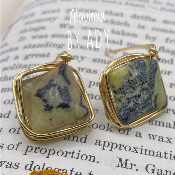 Alquimia Gold and Green Earrings - Picture 2 of 2